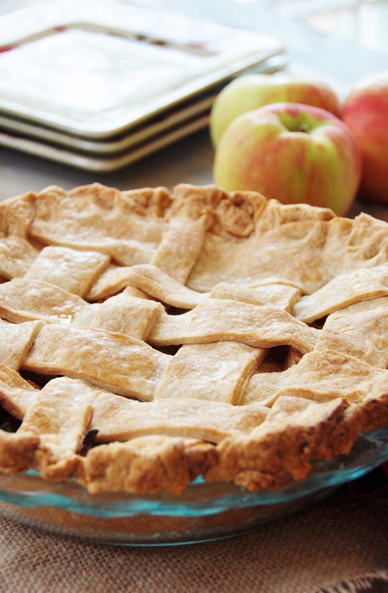Homemade Apple Cinnamon Pie (With a Flaky Vegan Pie Crust) - Veganosity