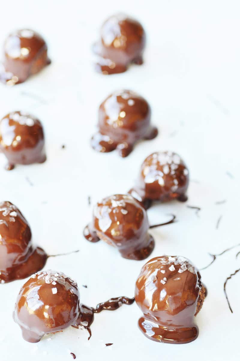 5 Ingredient Vegan Turtle Truffles (Raw & Gluten-free). All you need is date caramel, cocoa powder, chocolate chips, almonds, and sea salt to make these deliciously elegant truffles recipe. Perfect for Valentine's Day or to brighten up an ordinary day. www.veganosity.com