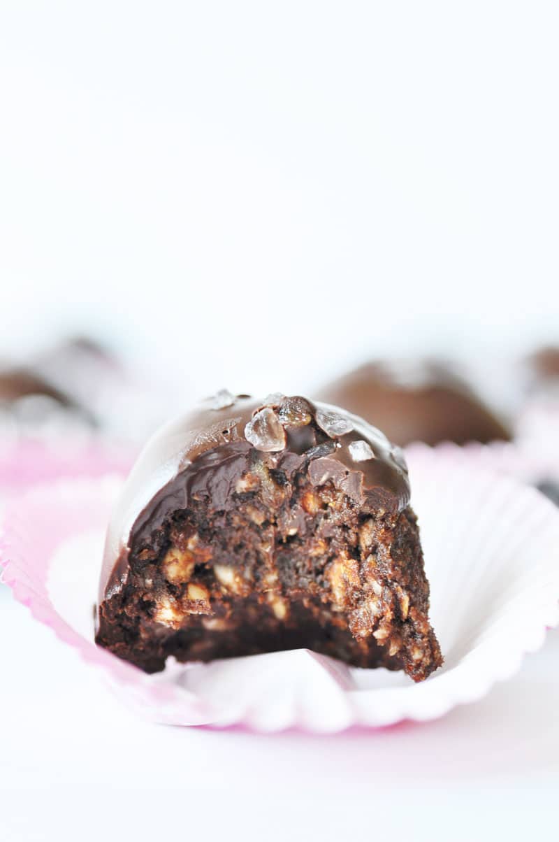 5 Ingredient Vegan Turtle Truffles (Raw & Gluten-free). All you need is date caramel, cocoa powder, chocolate chips, almonds, and sea salt to make these deliciously elegant truffles recipe. Perfect for Valentine's Day or to brighten up an ordinary day. www.veganosity.com