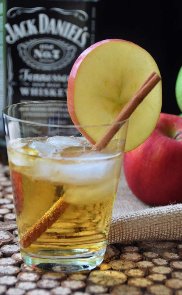 A refreshing blend of Jack Daniel's Whiskey and hard apple cider. The perfect fall cocktail recipe! www.veganosity.com