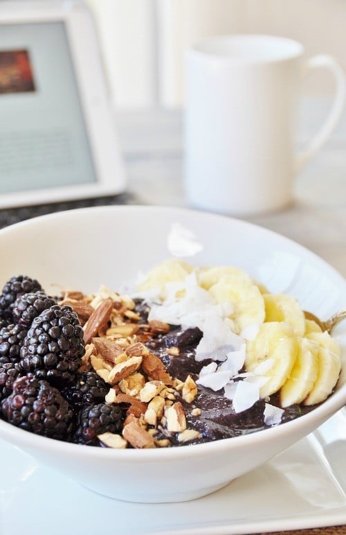 Vegan Berry Banana Smoothie Bowl - Veganosity