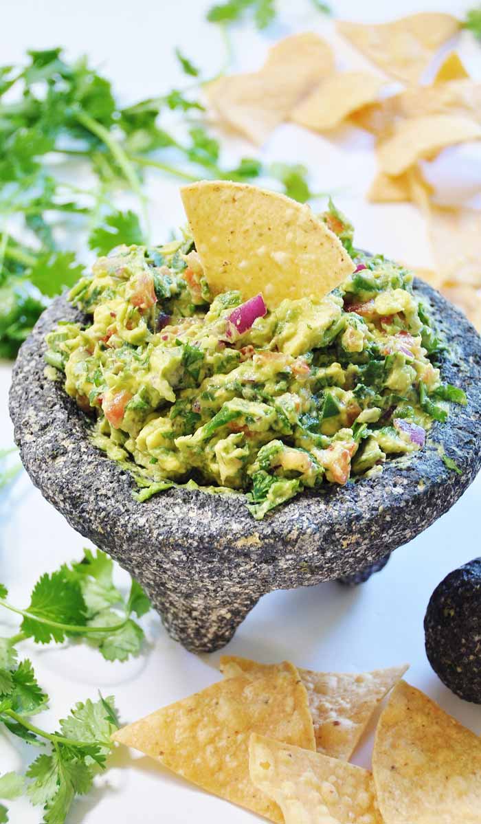 Guacamole aux épinards dans un Molcajete