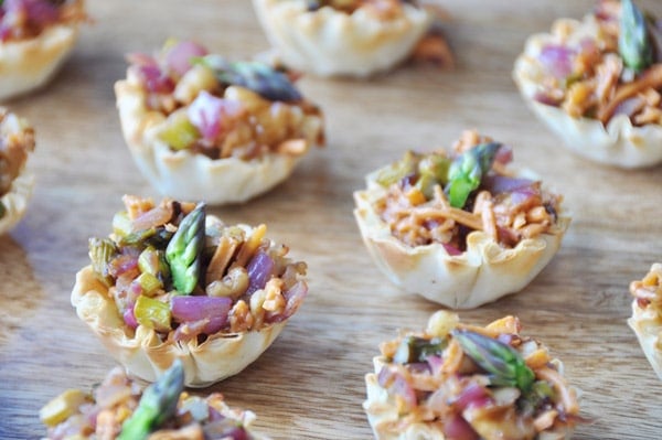 Caramelized-Onion-and-Asparagus Cups! Healthy, easy, and quick. www.veganosity.com