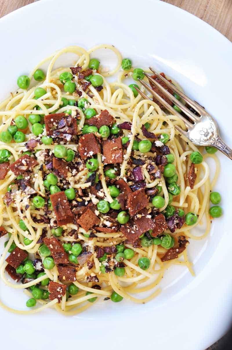 Easy and Fast Spaghetti with Vegan Bacon and Peas! A fast and easy pasta recipe to make on a busy weeknight or for a romantic weekend dinner. www.veganosity.com