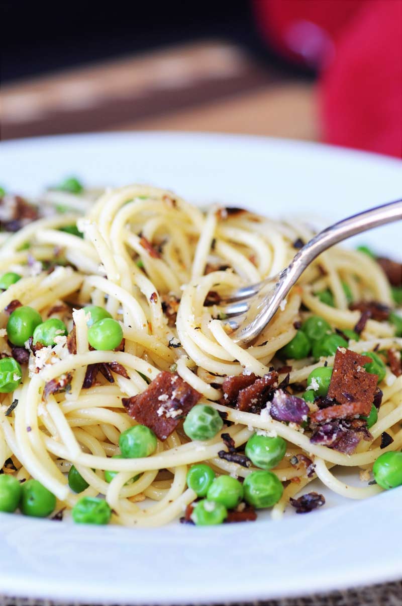 Easy and Fast Spaghetti with Vegan Bacon and Peas! A fast and easy pasta recipe to make on a busy weeknight or for a romantic weekend dinner. www.veganosity.com