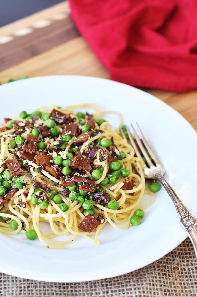 Easy and Fast Spaghetti with Vegan Bacon and Peas! A fast and easy pasta recipe to make on a busy weeknight or for a romantic weekend dinner. www.veganosity.com