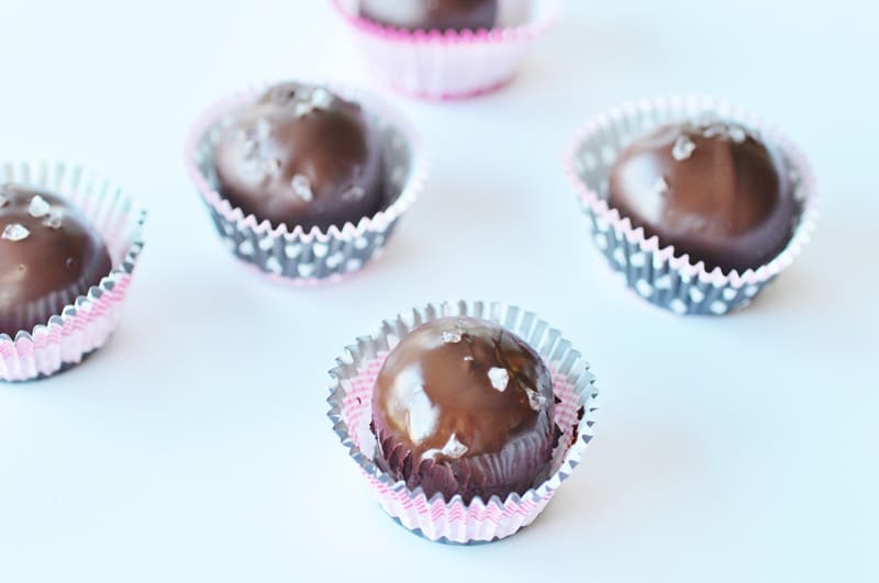Turtle-Truffles sprinkled with sea salt in pink and black cupcake liners