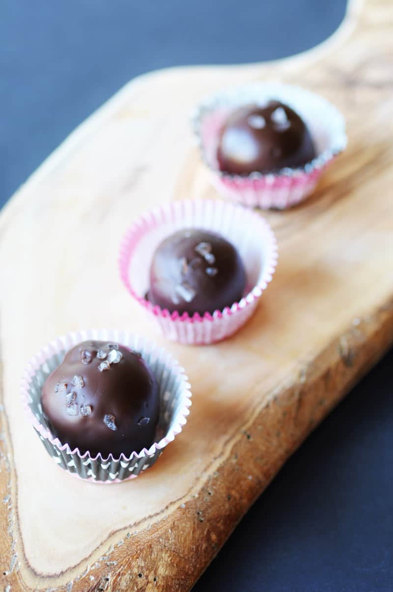 5 Ingredient Vegan Turtle Truffles (Raw & Gluten-free). All you need is date caramel, cocoa powder, chocolate chips, almonds, and sea salt to make these deliciously elegant truffles recipe. Perfect for Valentine's Day or to brighten up an ordinary day. www.veganosity.com