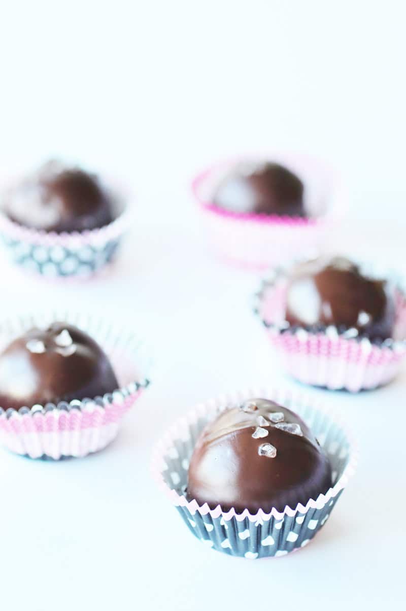 5 Ingredient Vegan Turtle Truffles (Raw & Gluten-free). All you need is date caramel, cocoa powder, chocolate chips, almonds, and sea salt to make these deliciously elegant truffles recipe. Perfect for Valentine's Day or to brighten up an ordinary day. www.veganosity.com