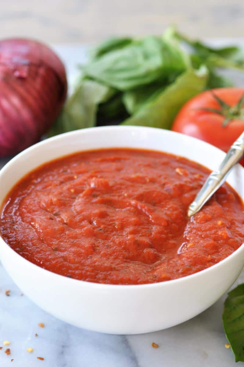 4 Ingredient Homemade Vegan Pizza Sauce! So simple to make and so delicious to eat. A family favorite recipe. www.veganosity.com