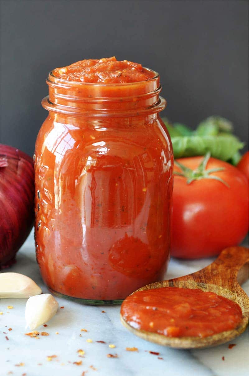 4 Ingredient Homemade Vegan Pizza Sauce! So simple to make and so delicious to eat. A family favorite recipe. www.veganosity.com