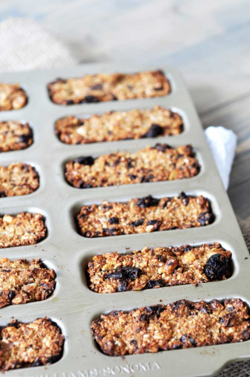 Chewy Cherry-Walnut Oatmeal Energy Bars! This granola bar recipe is filled with tart cherries, walnuts, and oats. Perfect for a post-workout snack or a quick pick me up. www.veganosity.com