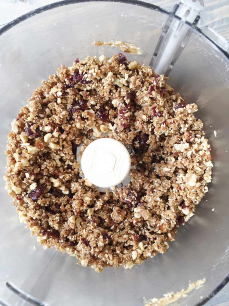 Chewy Cherry-Walnut Oatmeal Energy Bars! This granola bar recipe is filled with tart cherries, walnuts, and oats. Perfect for a post-workout snack or a quick pick me up. www.veganosity.com