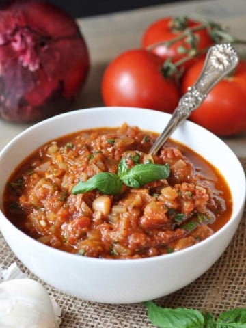 Healthy & Easy Homemade Pasta Sauce! This recipe is a family favorite and is ready in under 40 minutes! vegan and gluten-free. www.veganosity.com