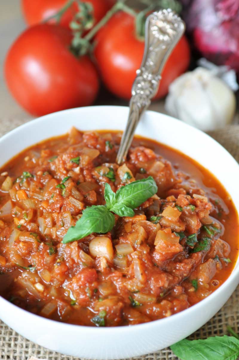 Healthy & Easy Homemade Pasta Sauce! This recipe is a family favorite and is ready in under 40 minutes! vegan and gluten-free. www.veganosity.com