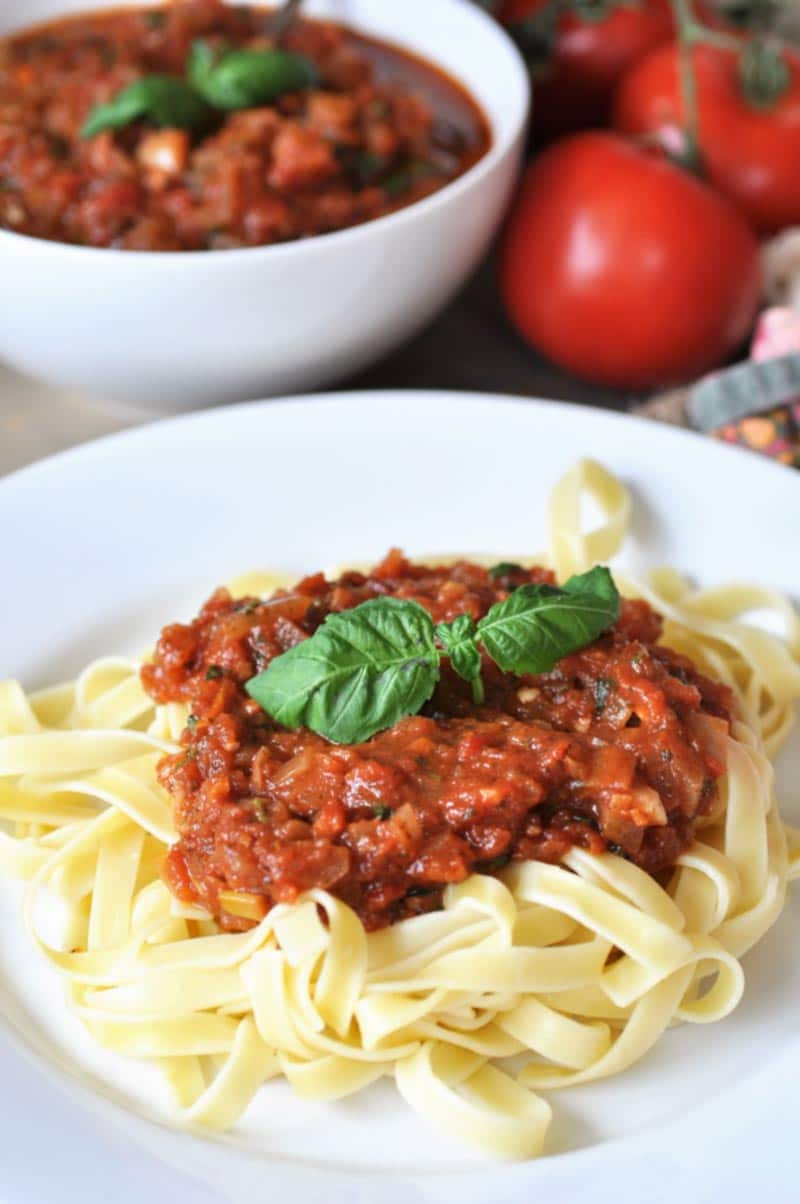 Healthy & Easy Homemade Pasta Sauce! This recipe is a family favorite and is ready in under 40 minutes! vegan and gluten-free. www.veganosity.com