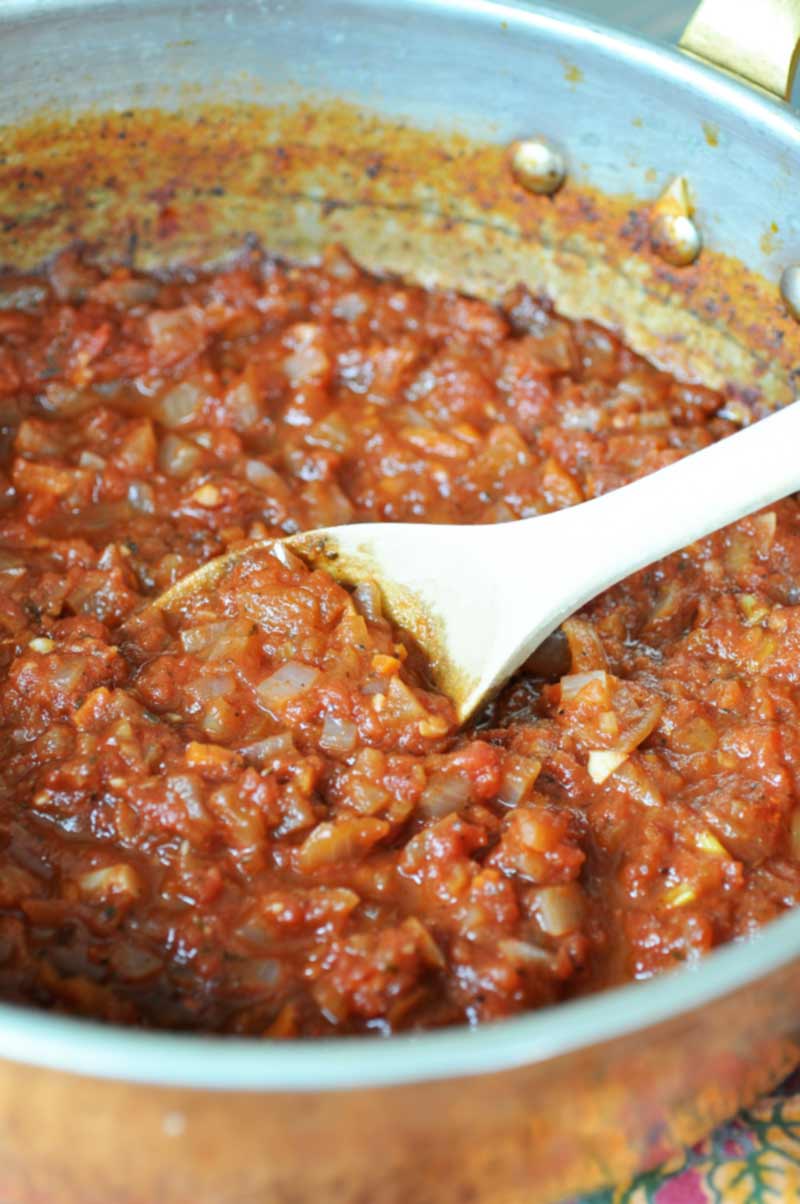 Healthy & Easy Homemade Pasta Sauce! This recipe is a family favorite and is ready in under 40 minutes! vegan and gluten-free. www.veganosity.com