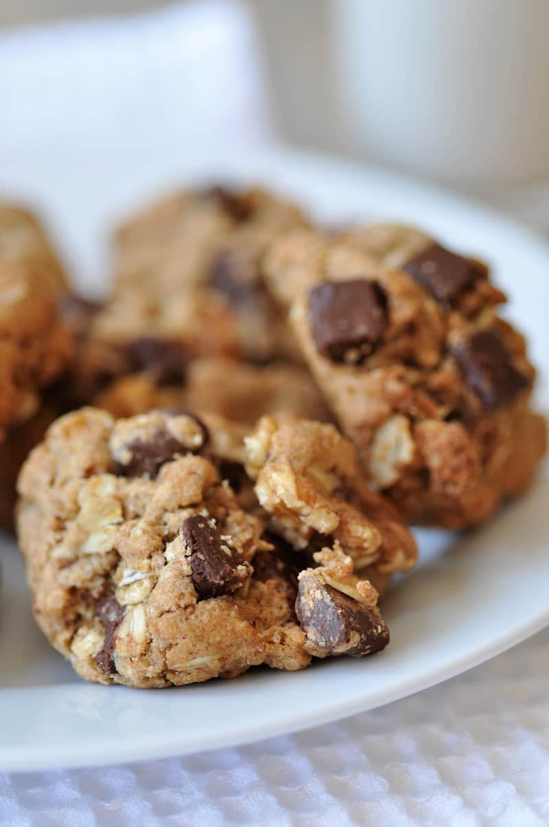 This vegan chocolate chunk oatmeal cookie recipe is lower in sugar and uses coconut oil in place of vegan butter. A must try! www.veganosity.com