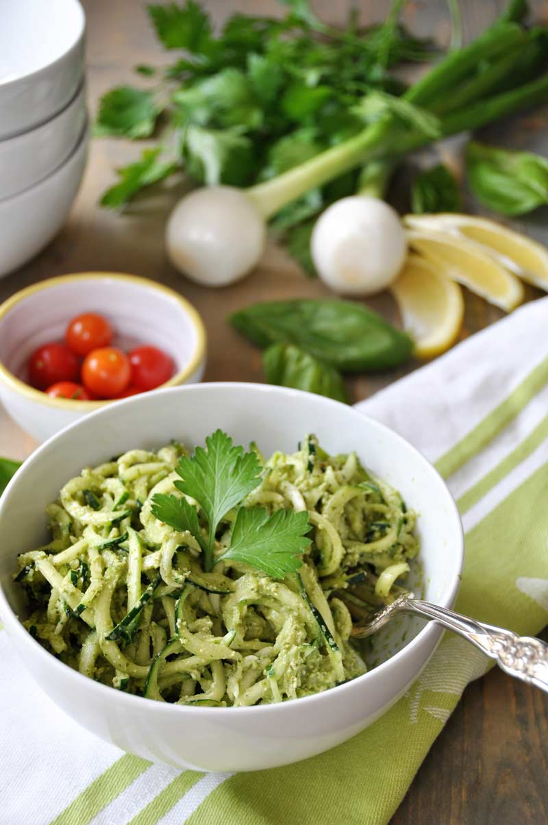 An easy one-step green sauce recipe with fresh basil and parsley! Perfect with zoodles or on a salad or pasta! www.veganosity.com