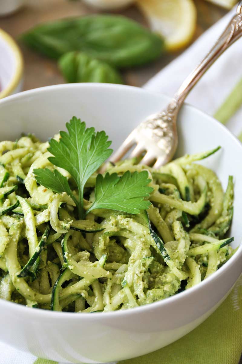 An easy one-step green sauce recipe with fresh basil and parsley! Perfect with zoodles or on a salad or pasta! www.veganosity.com