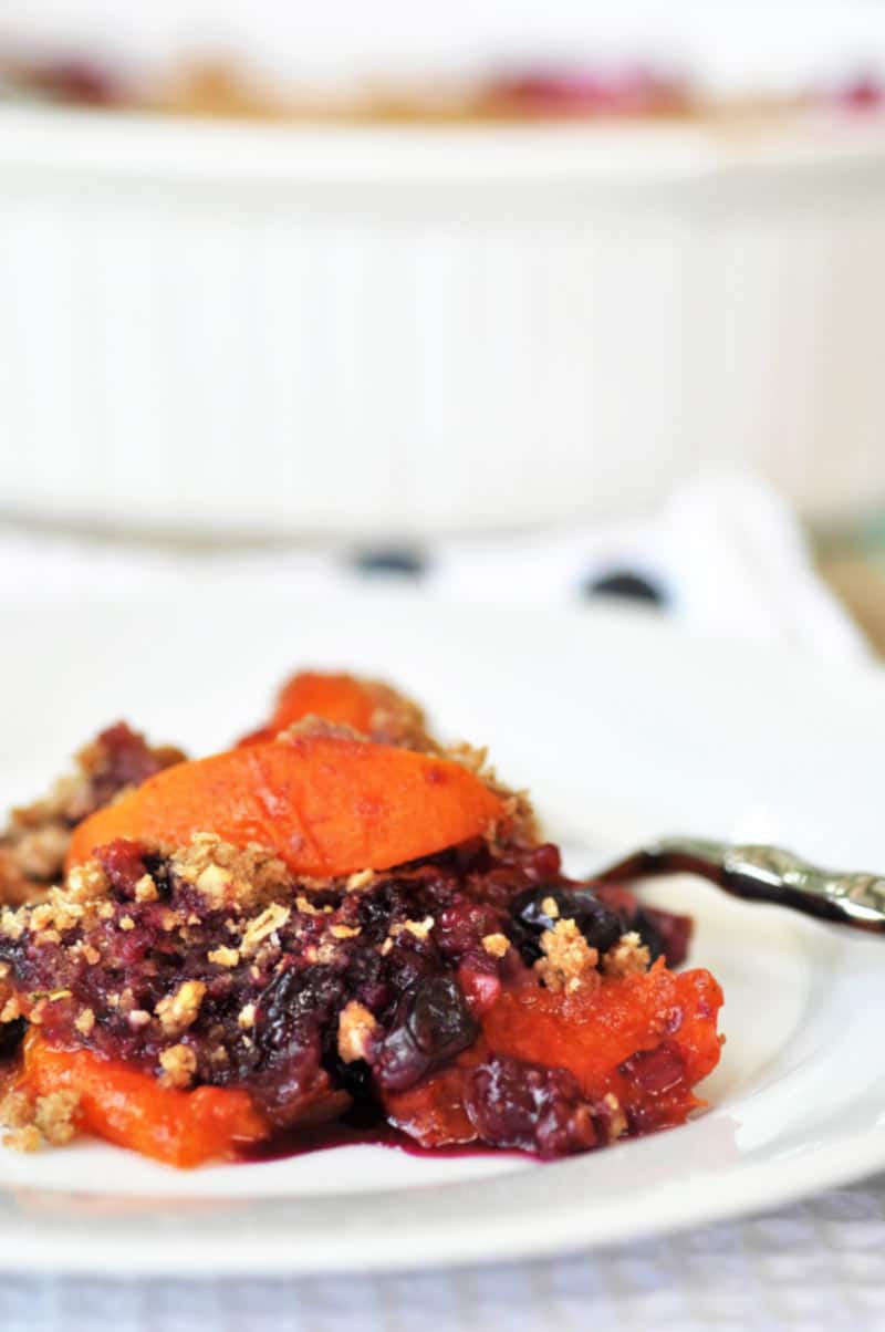 This vegan blueberry apricot crisp recipe is so sweet, so tart, and so delicious. The crispy topping turns plain fruit into the perfect dessert. www.veganosity.com