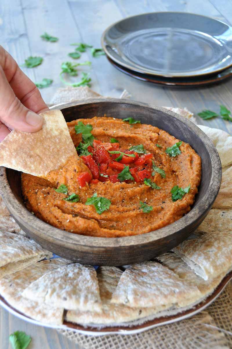 This roasted red pepper hummus recipe is so easy to make. Perfect for the holidays! www.veganosity.com