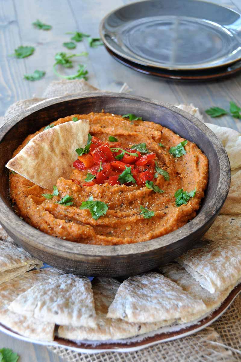 This roasted red pepper hummus recipe is so easy to make. Perfect for the holidays! www.veganosity.com