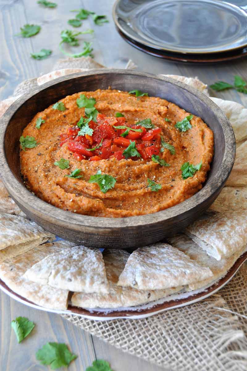 This roasted red pepper hummus recipe is so easy to make. Perfect for the holidays! www.veganosity.com