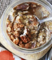 Easy, vegan, gluten-free pumpkin pie overnight oats! It's like having dessert for breakfast! www.veganosity.com