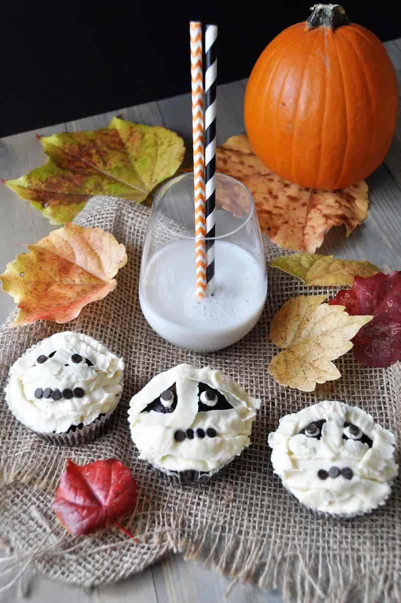 Vegan chocolate cupcakes with vanilla buttercream frosting, decorated like mummies! A perfect Halloween dessert recipe! www.veganosity.com