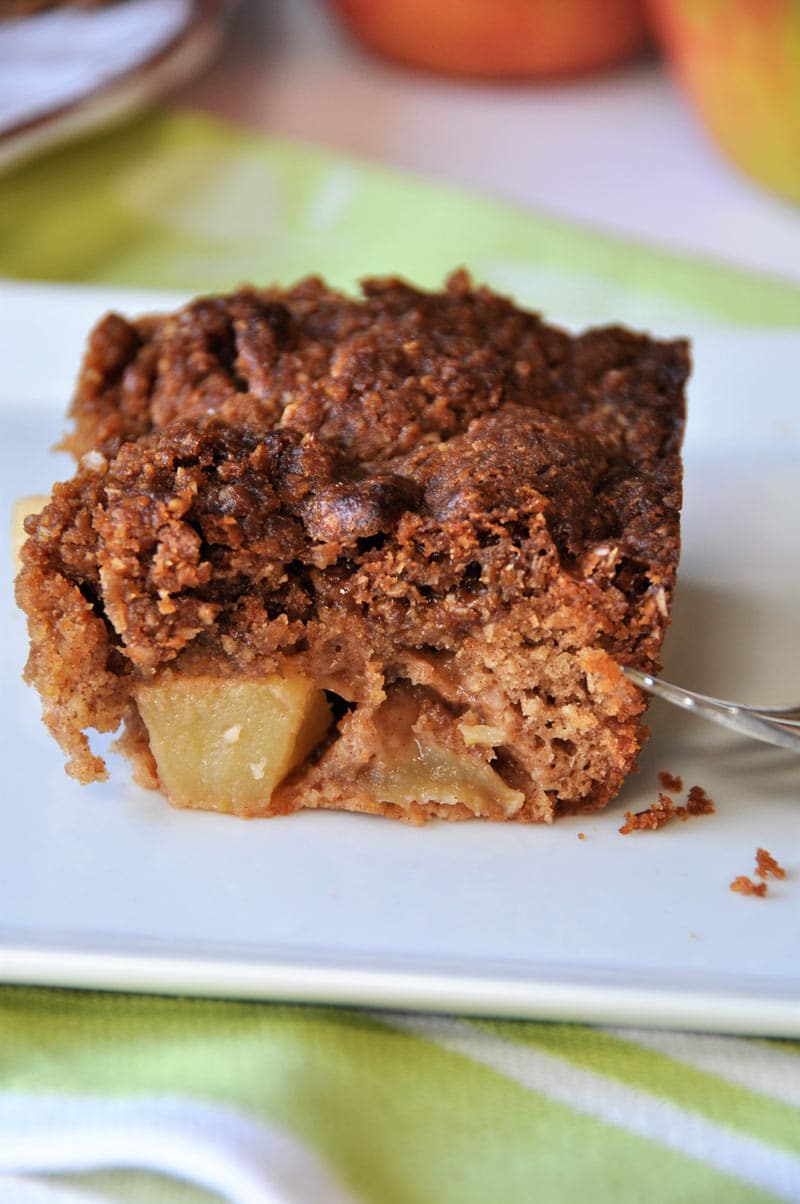 Vegan apple cinnamon crunch cake! The perfect refined sugar-free dessert!