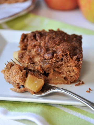 Vegan apple cinnamon crunch cake! The perfect refined sugar-free dessert!