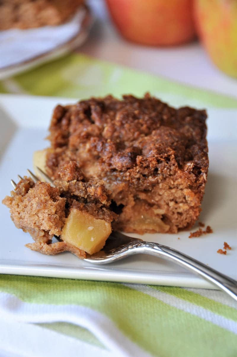 Vegan apple cinnamon crunch cake! The perfect refined sugar-free dessert!