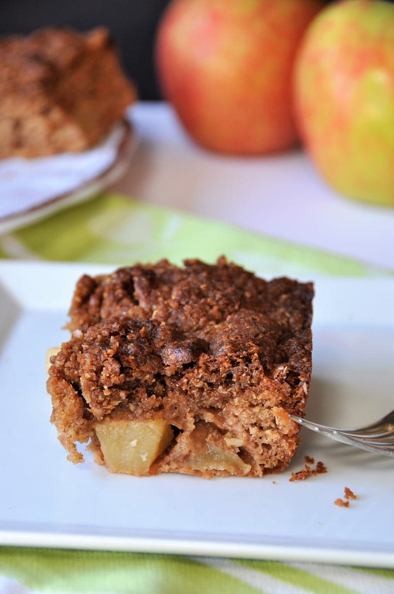 Vegan apple cinnamon crunch cake! The perfect refined sugar-free dessert!