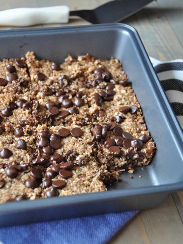 Vegan and Gluten-free protein breakfast bars. Homemade with peanut butter, hemp seeds, quinoa, and other healthy ingredients.