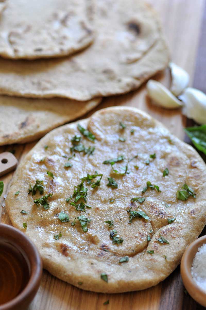 Easy and quick vegan yeast-free garlic flatbread!